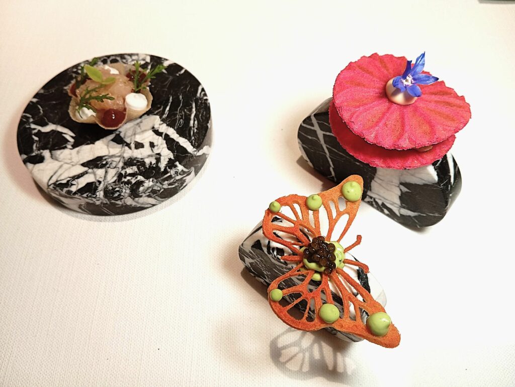 Tartelletta spigola,cocco e lime-
Farfalla pomodoro, salicornia e caviale
Ferratella pollo e soia