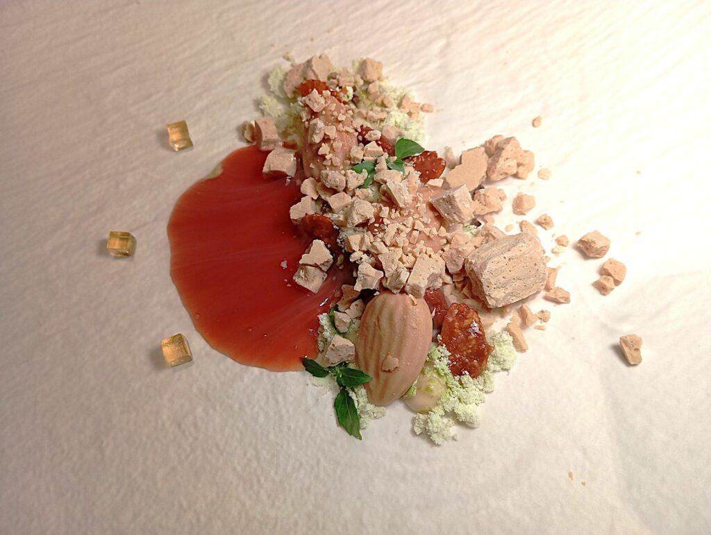 Nespola, fegato, mandorla e basilico