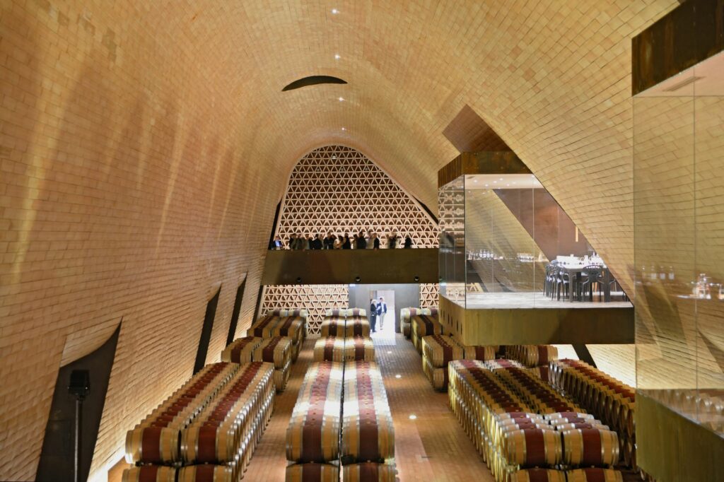 La cantina e le botti della cantina Antinori