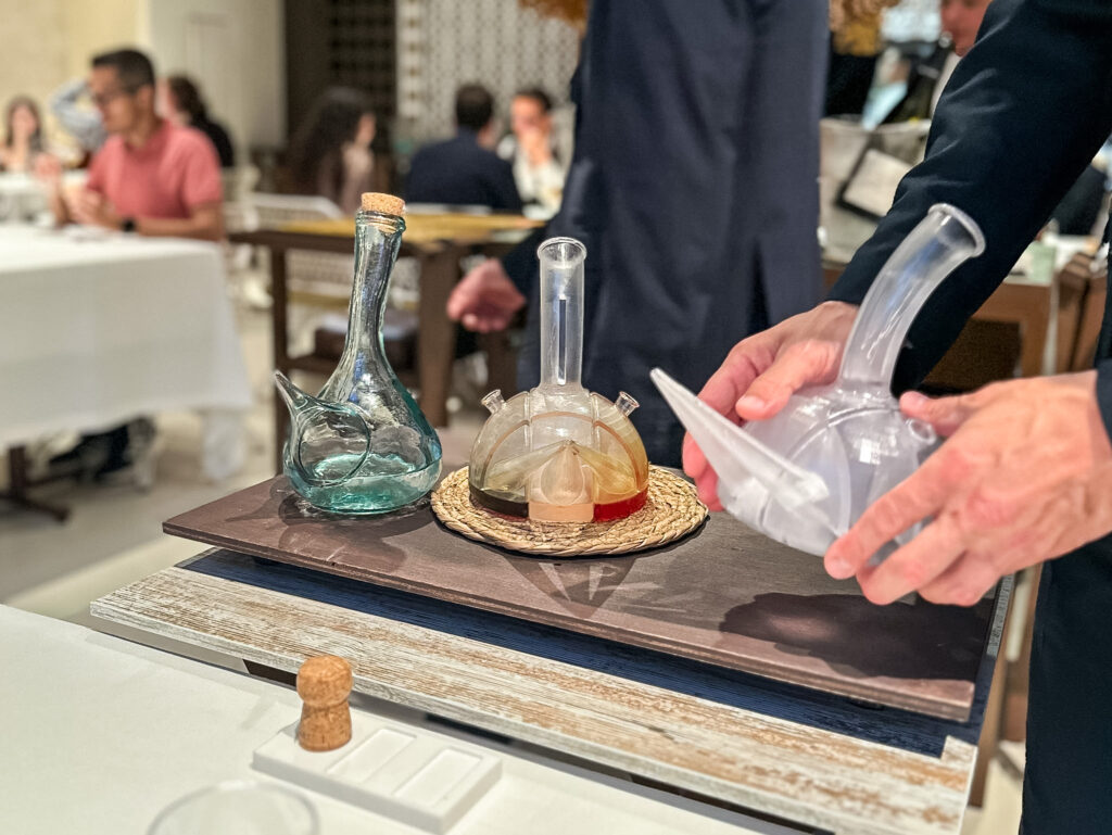 “Americano” servito nel porrón spagnolo del ristorante disfrutar
