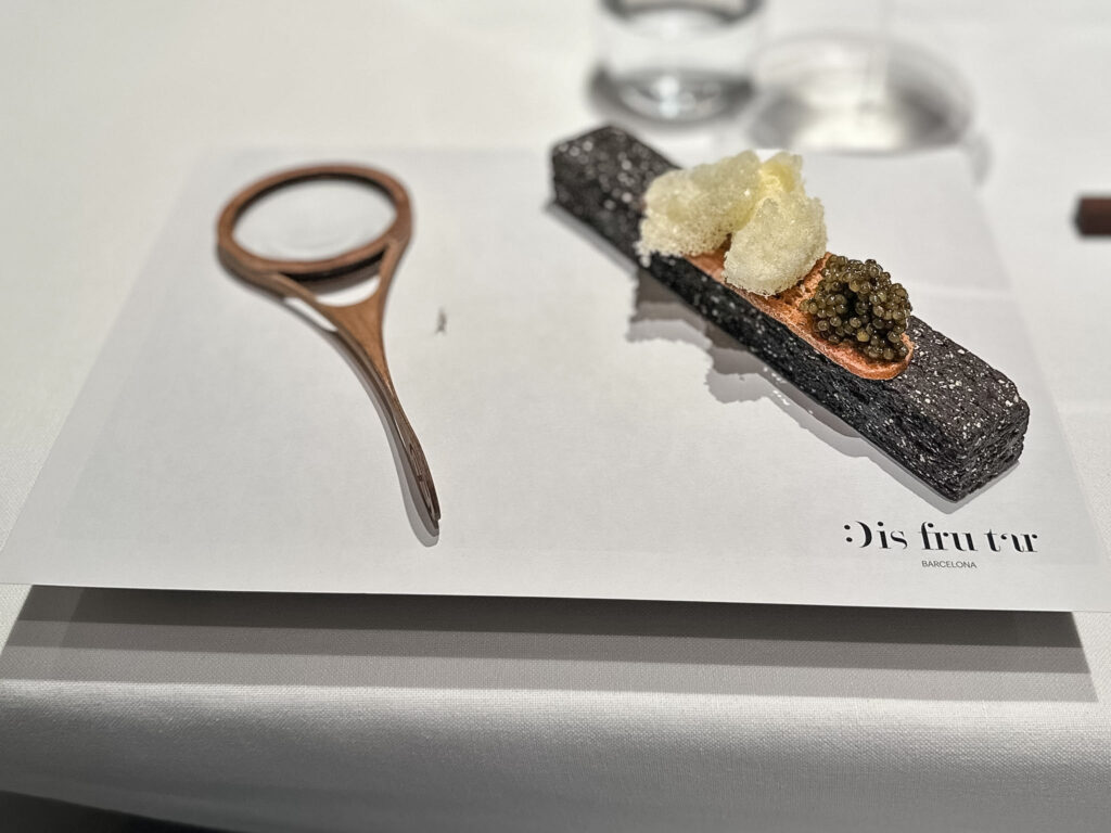 Pane con burro affumicato aerato e caviale del ristorante disfrutar