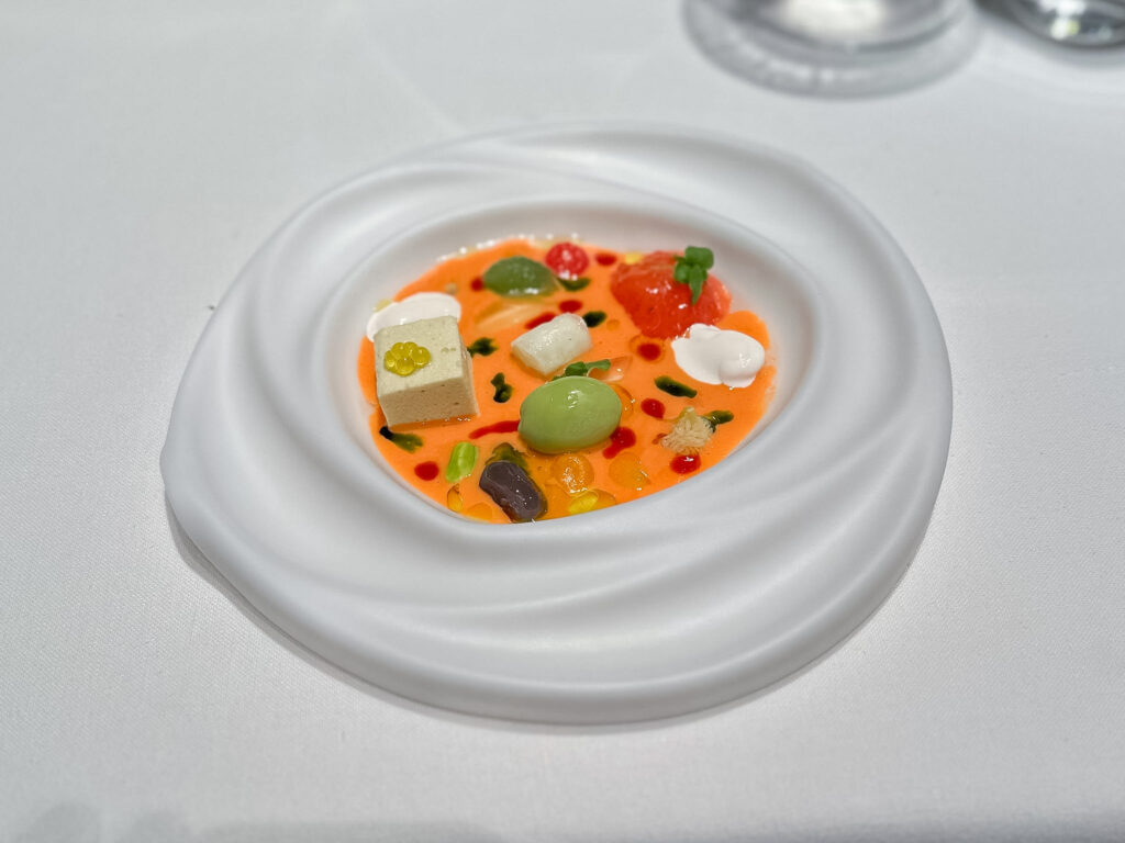 Mousse di oliva verde in insalata mista del ristorante disfrutar