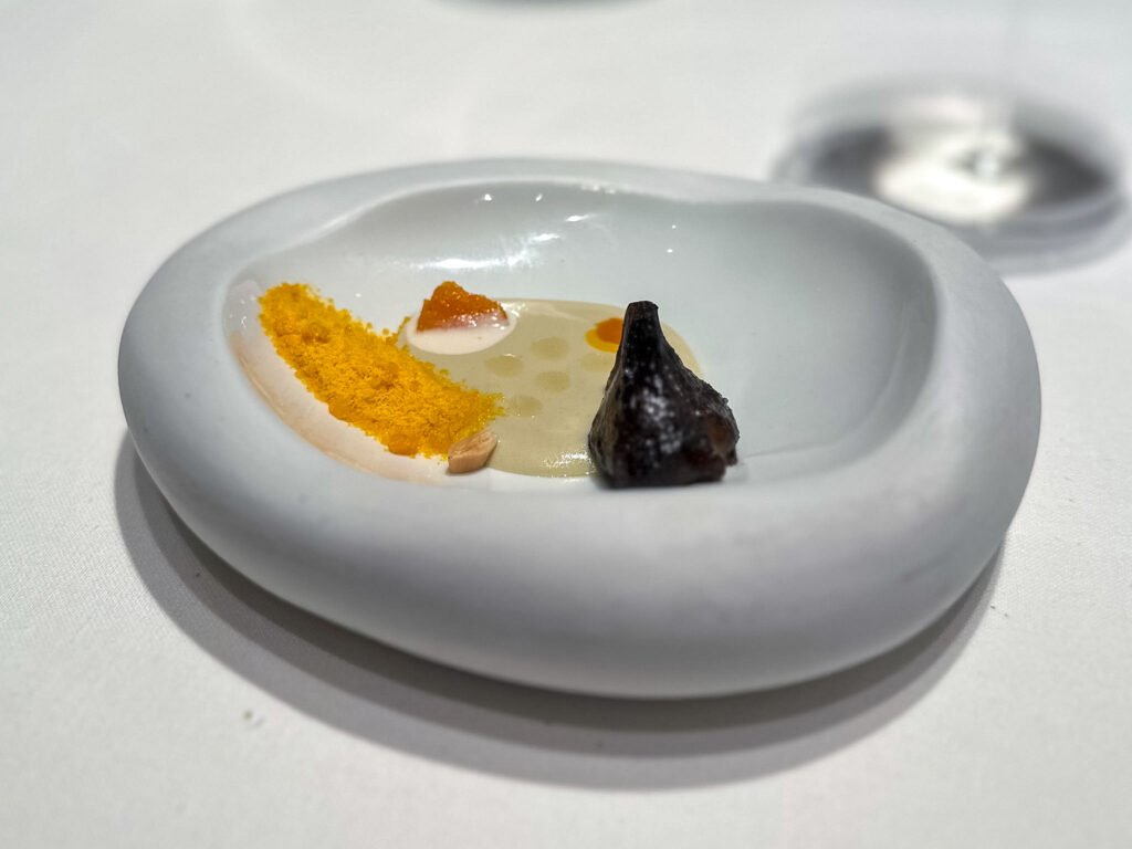 Carciofo nero con triglia, mandorla e mandarino del ristorante disfrutar