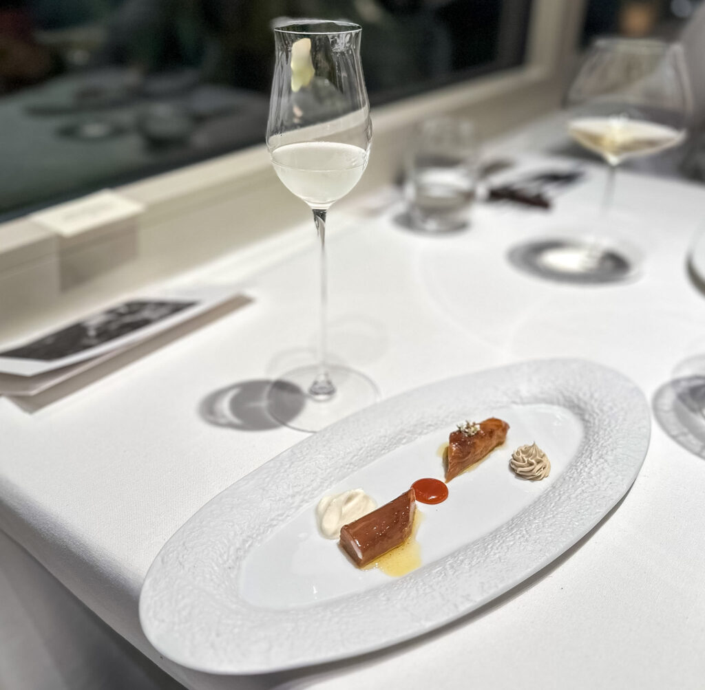 Asparago bianco con panna acida, toffee e burro d’acciuga del ristorante disfrutar
