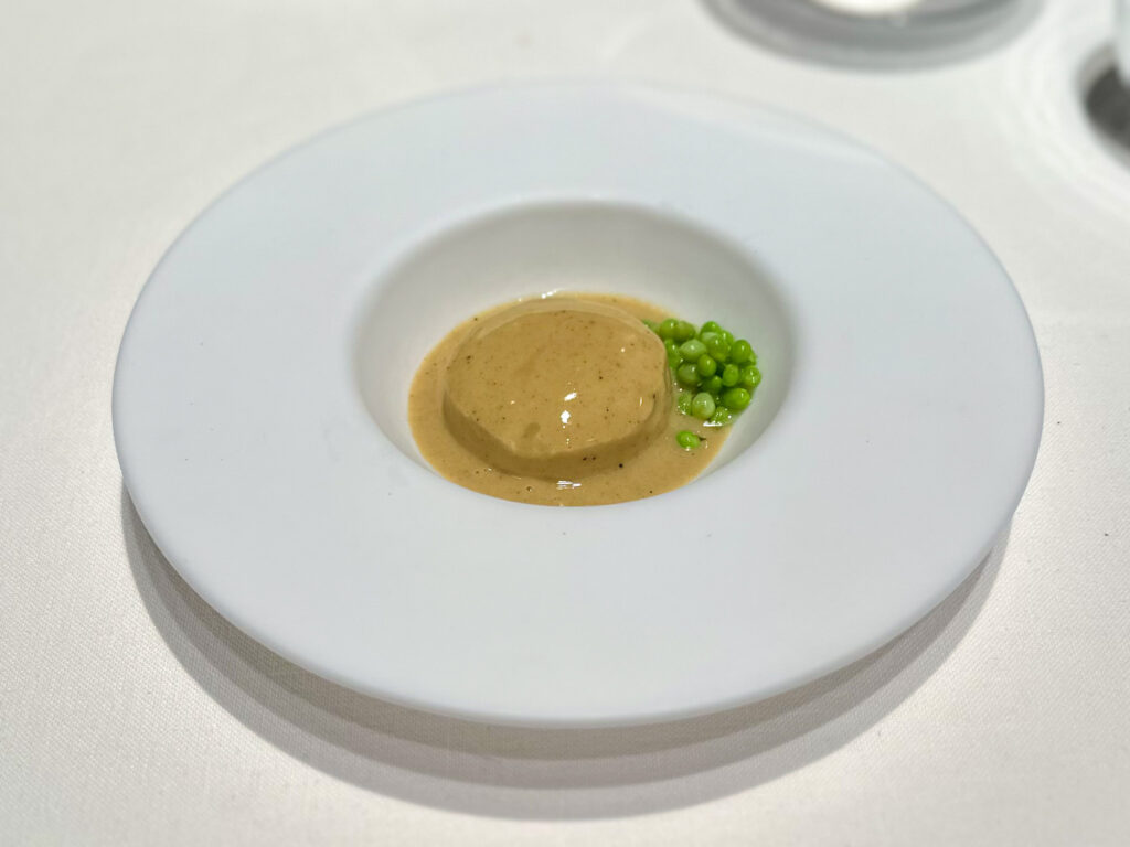 Soufflé di pollo con tartufo e piselli del ristorante disfrutar