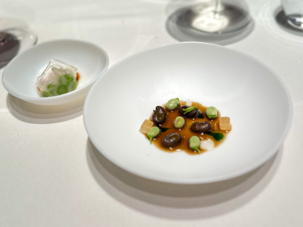 Fave verdi e nere alla catalana con il loro raviolo del ristorante disfrutar