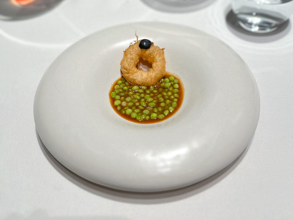 Fave verdi e nere alla catalana con il loro raviolo del ristorante disfrutar
