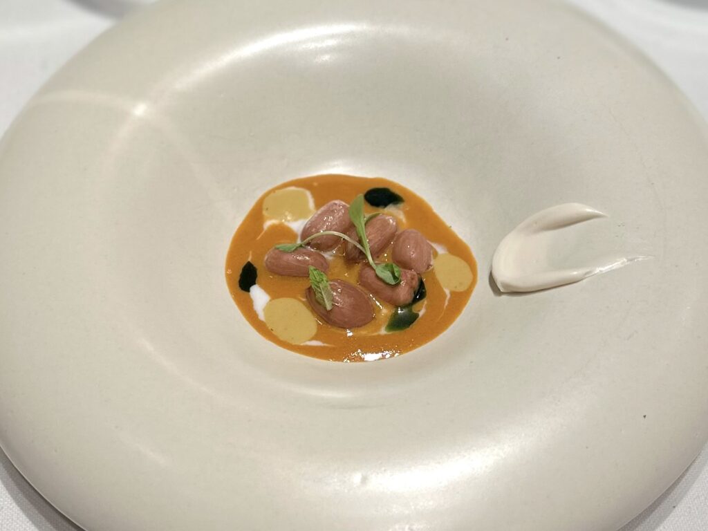 Arachidi tenere e arachidi stufate del ristorante disfrutar