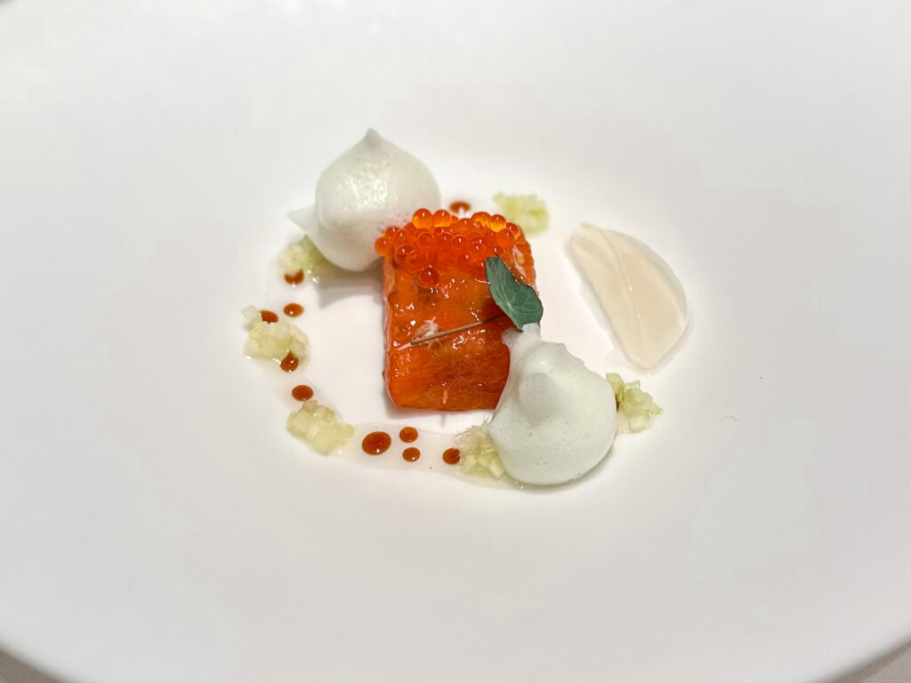 Trota con il suo garum, meringa di mela, rafano e sedano del ristorante disfrutar