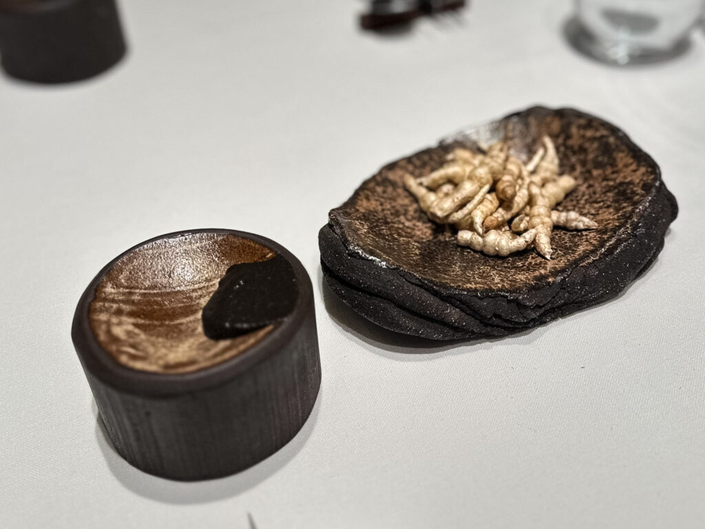 Crosnes liofilizzati con emulsione di huitlacoche.