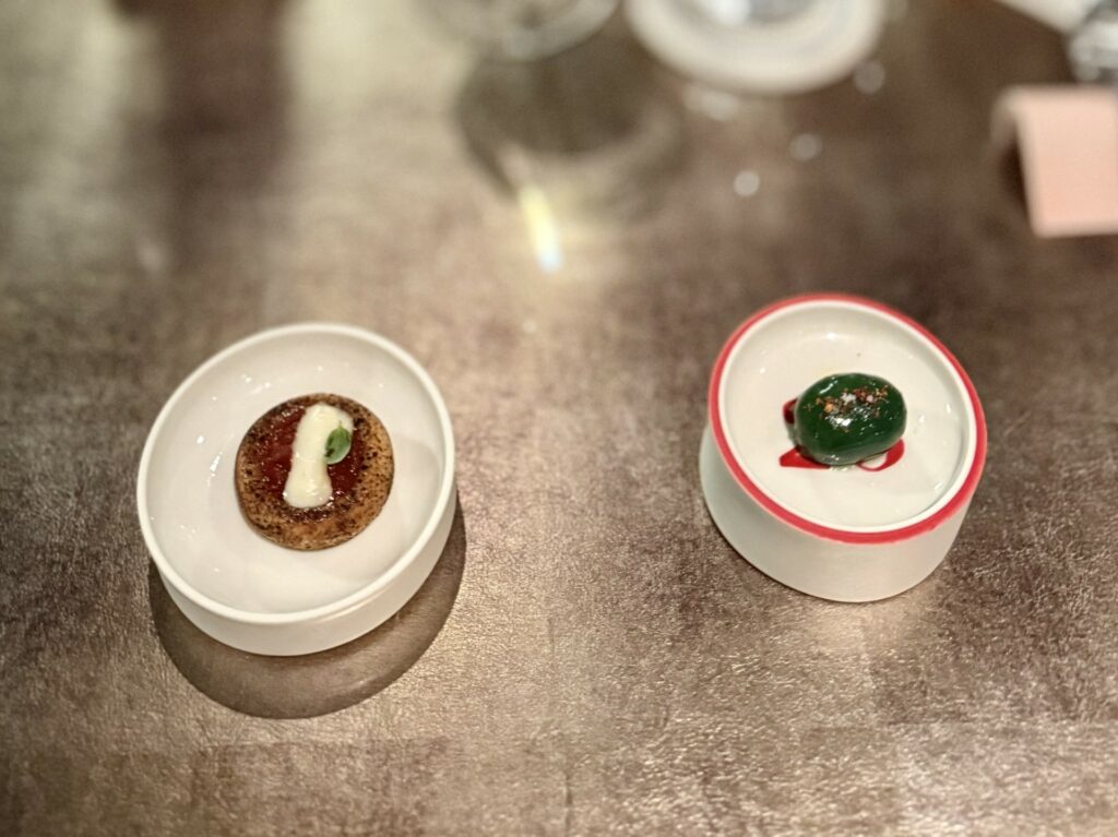 L'ormai celebre margherita al vapore e la finta oliva ripiena di insalata di rinforzo del George Restaurant di Napoli
