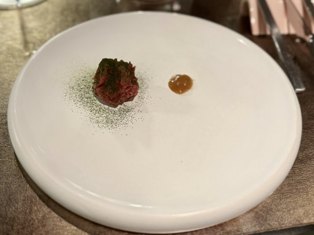 Cervo in emulsione con maionese d'ostrica, cavolfiore e lattuga di mare.
