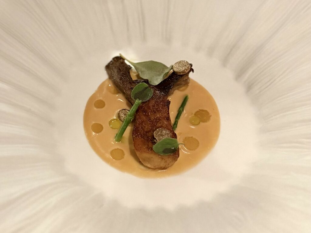 Cardoncelli cotti al Kamado con crema di arachidi, estratto di luppolo e dashi ai funghi di bosco.