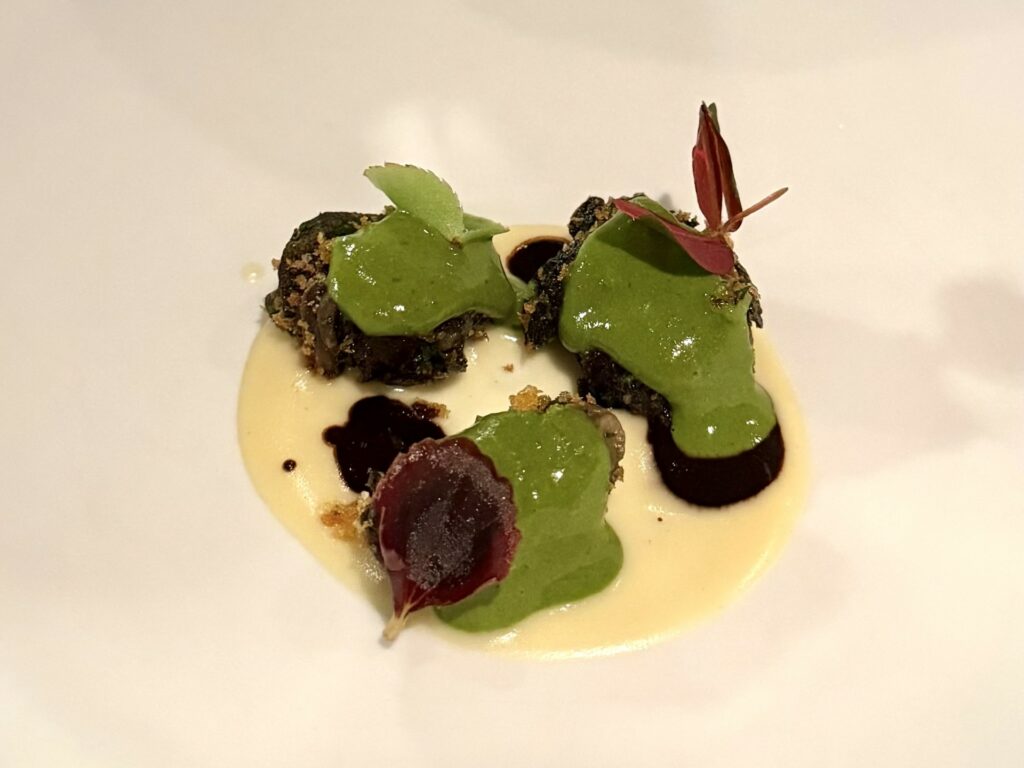 Lumache con patate, tè nero Pu-Erh e pesto di cipresso.