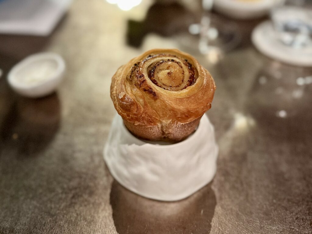Uno sfogliato al tartufo nero del George Restaurant di Napoli