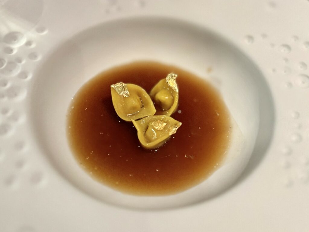 La domenica di Domenico - cappelletto di fagiano, consommè di tuberi arrosto profumato al cardamomo nero e olio al rosmarino.