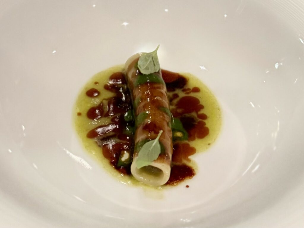 Candele ripiene di genovese di cinghiale, glassa di cipolla nera, clorofilla di alloro.
