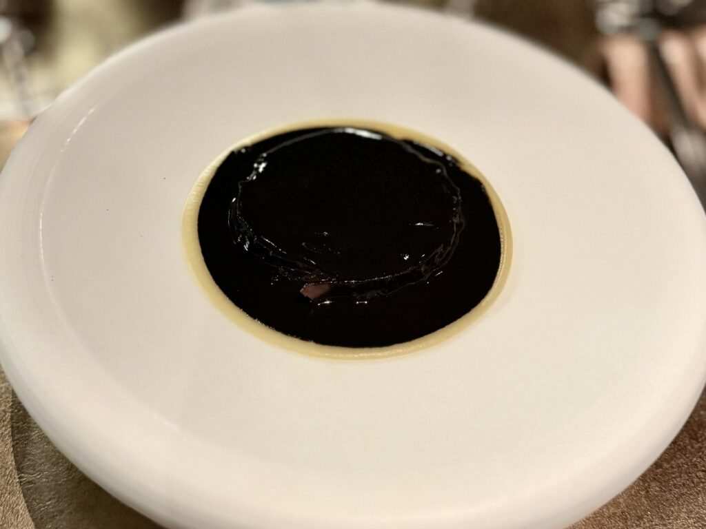 Lepre a la Royale con fegato d'anguilla e nero di seppia del George Restaurant di Napoli