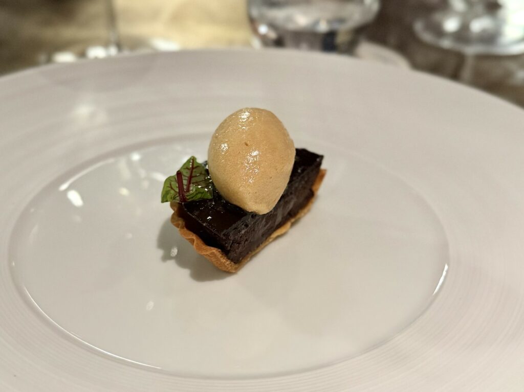 Torta al cioccolato e sorbetto di aceto all'aglio nero.