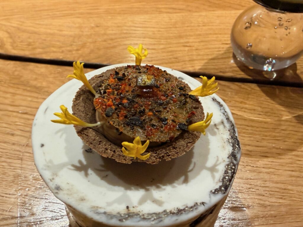 Purea marina croccante con jus di crostacei, sardina, ravanelli con polvere di alga nori, peperoncino di Espelette