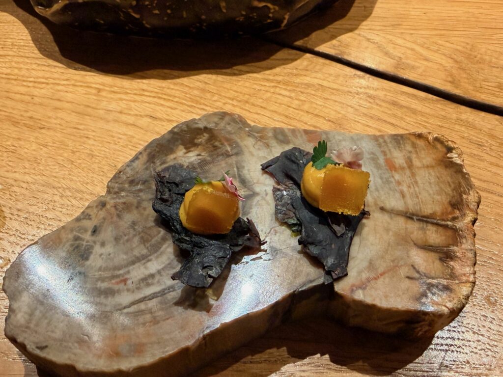Alghe croccanti con acqua di mare, purè di patata dolce, liquirizia, bottarga