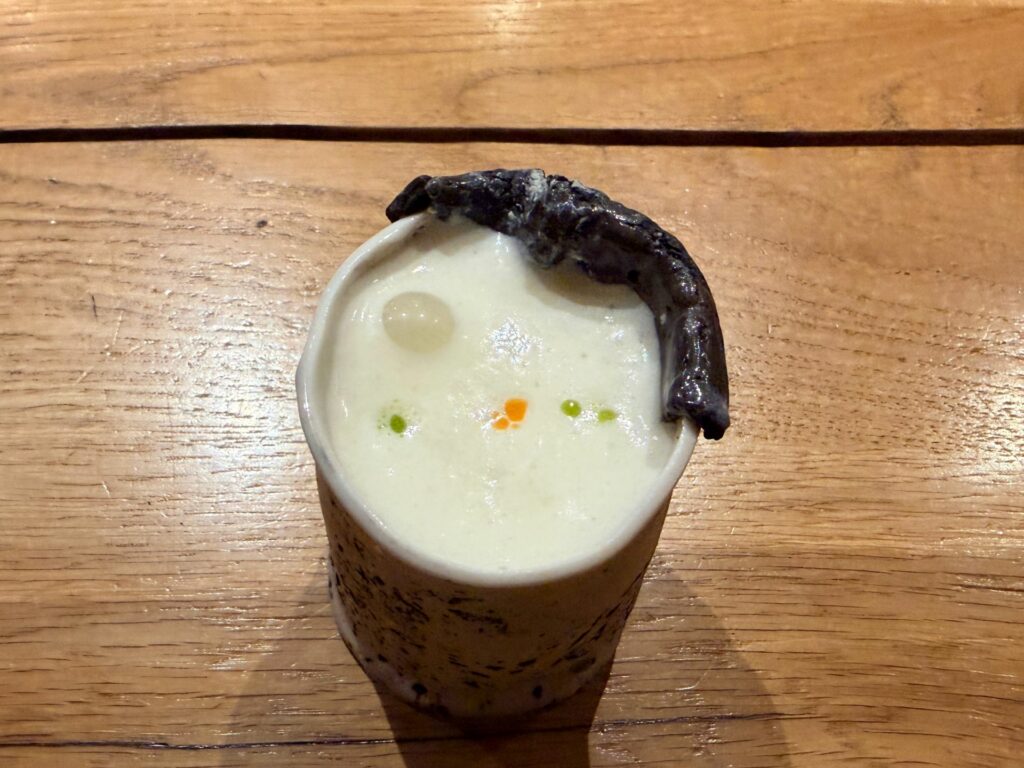 Trota selvatica e uova di salmone marinate nel saké, latte affumicato