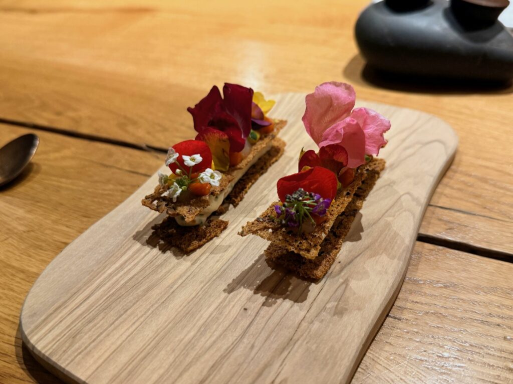 Shortbread vegetale, purè erbaceo e iodato, fiori biologici