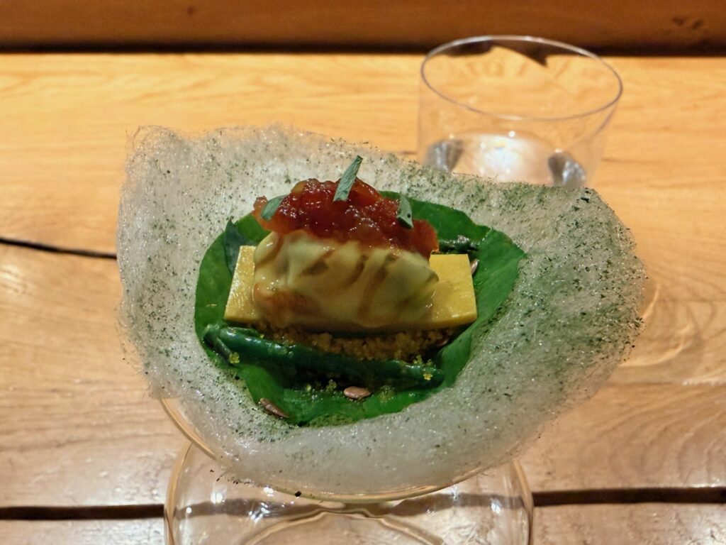 Zucchero al plancton, gel marinière al curry, foglie d’ostrica, uova di luccio affumicate