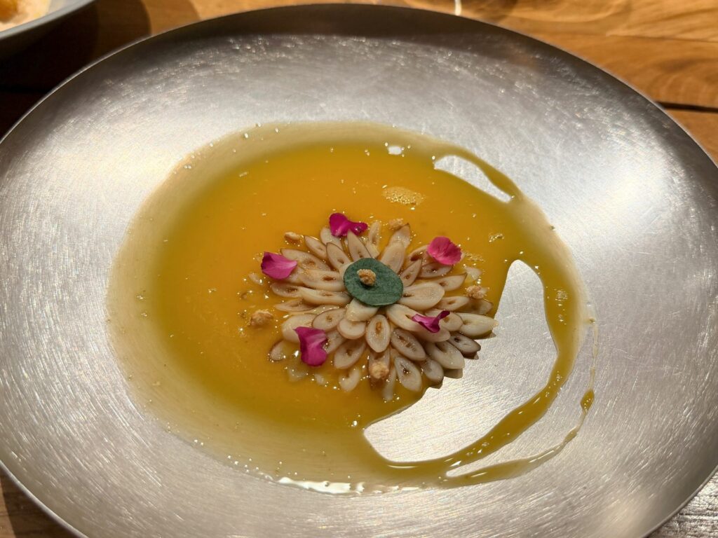 Cannolicchi al vapore di saké, orzo soffiato, condimento salmastro alle alghe, acqua di mela verde e finocchio
