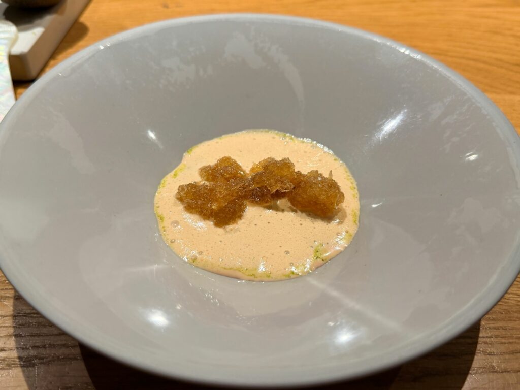Crescione, barbabietola affumicata, latte di scampo, granita di aceto bruciato delle teste