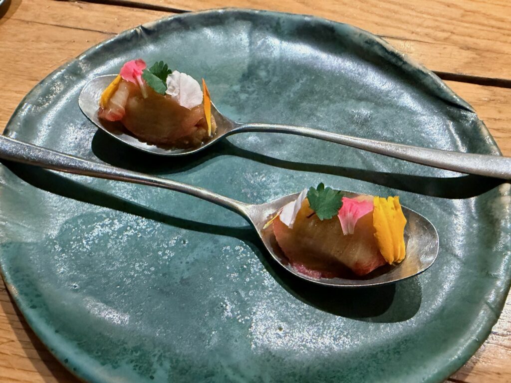 Spider crab, bonito marinato all’ibisco e garum