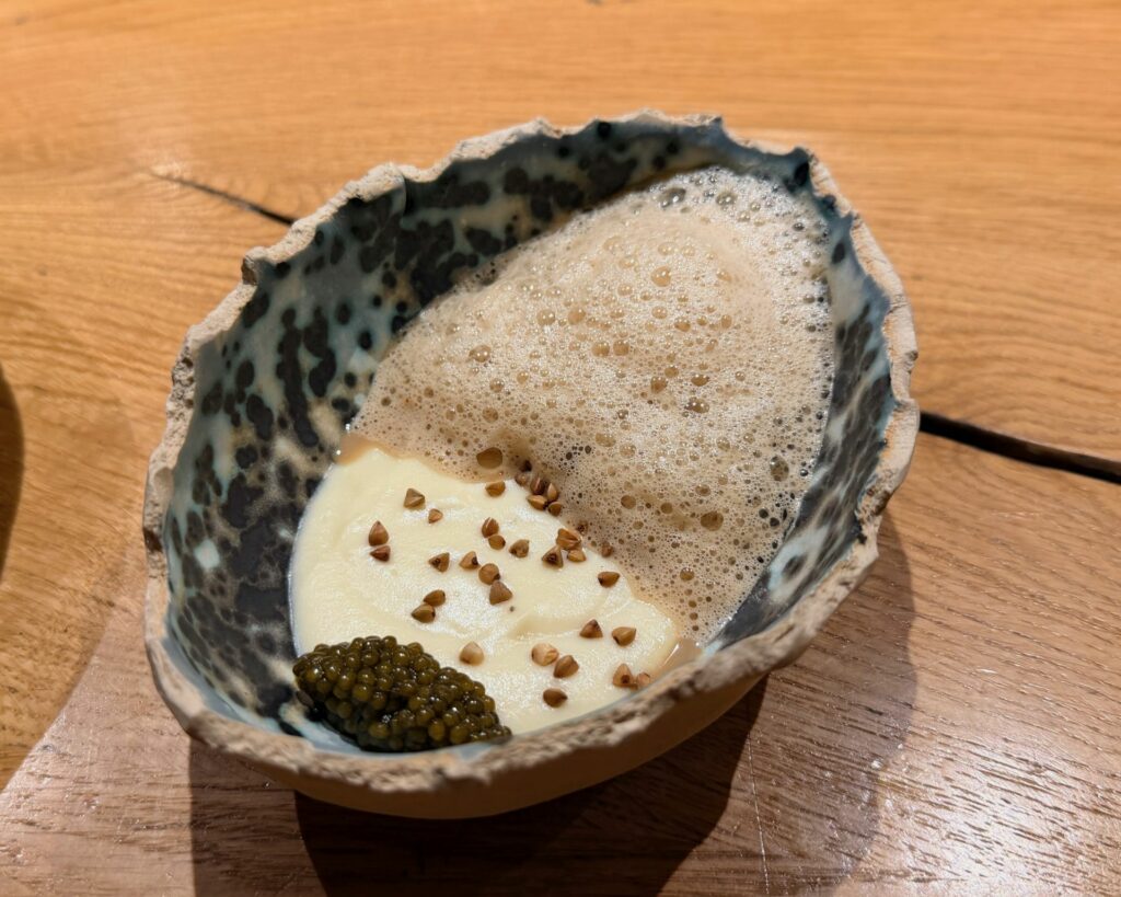 Caviale, scampo e plancton, salsa beurre blanc al caffè, cavolfiore, grano saraceno tostato, jus delle teste