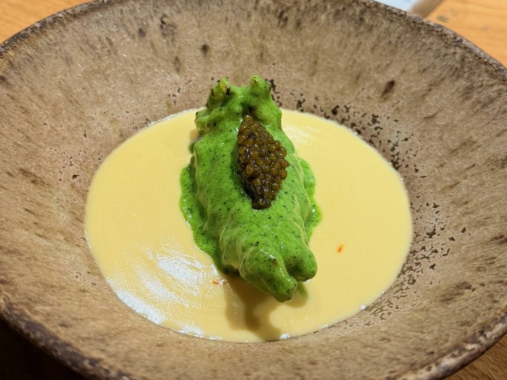 Caviale, scampo e plancton, salsa beurre blanc al caffè, cavolfiore, grano saraceno tostato, jus delle teste
