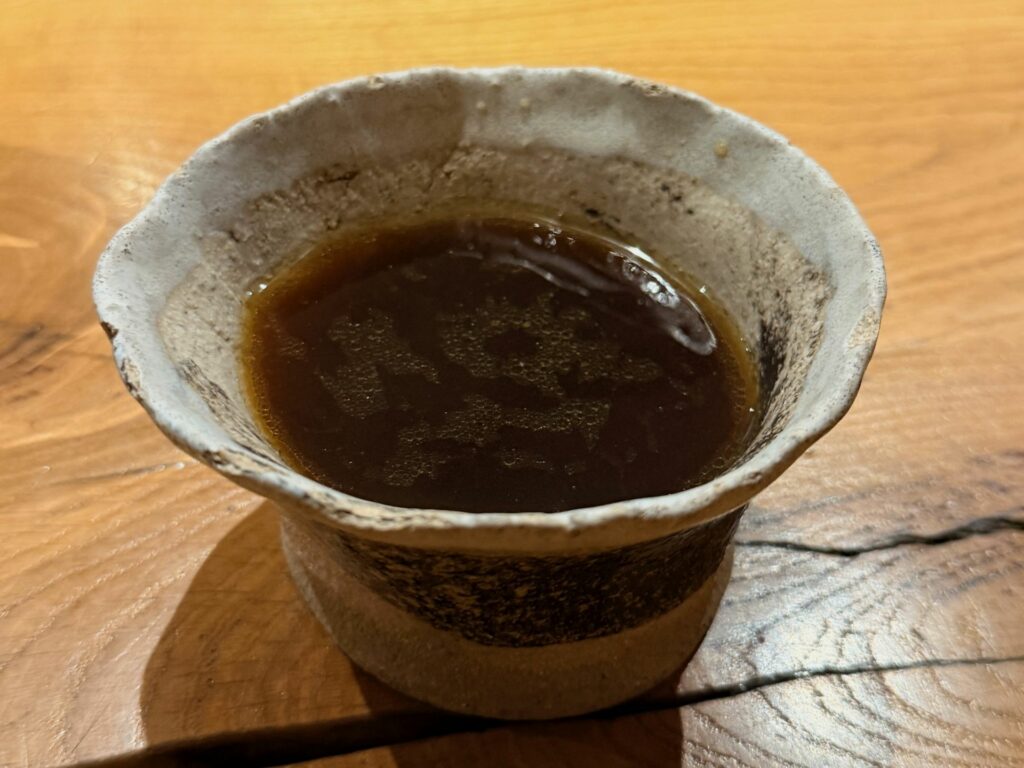 Brodo di pollo infuso con gusci d’ostrica, alga dulse e scorze di agrumi bruciate