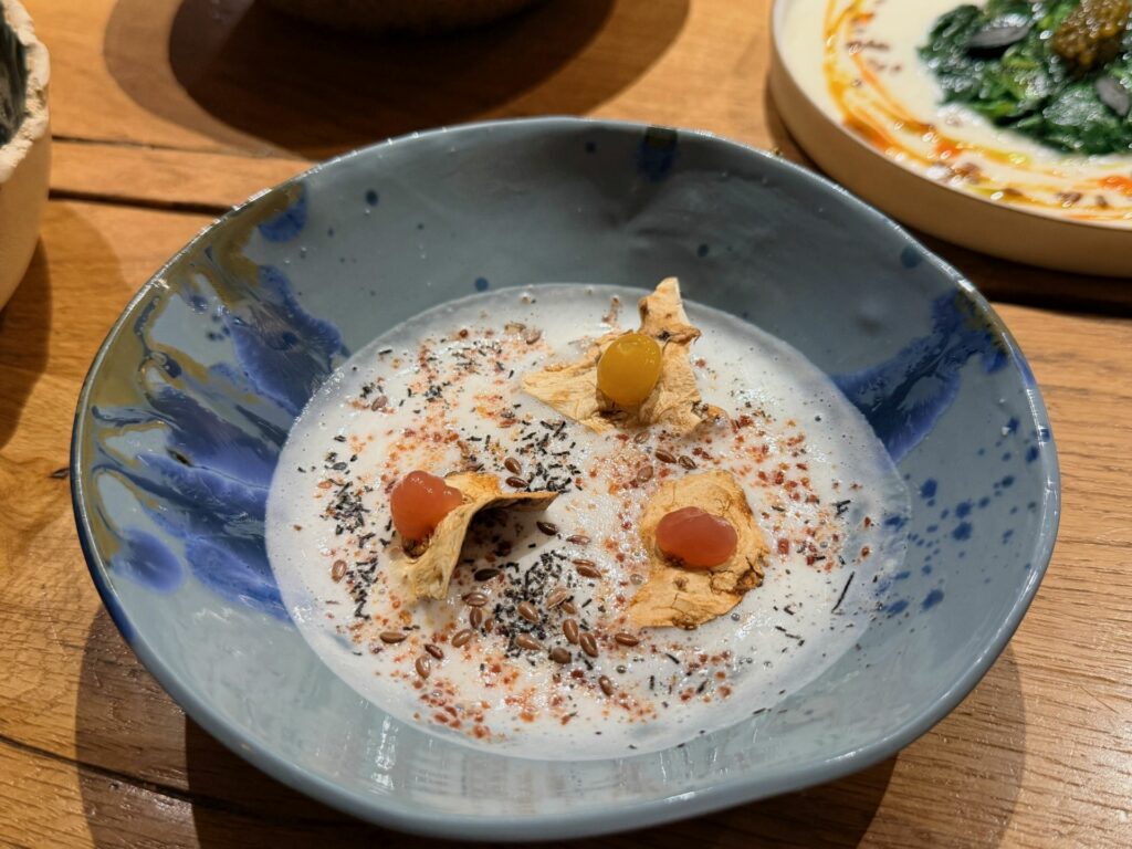 Capesante pescate in immersione, frollate e marinate, latte di capasanta, polvere di bacon e alga nori