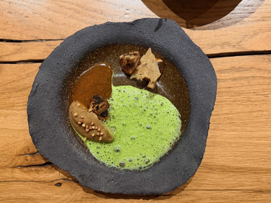 Fungo petit gris, grano saraceno tostato, jus intenso, pelle di pollo grigliata