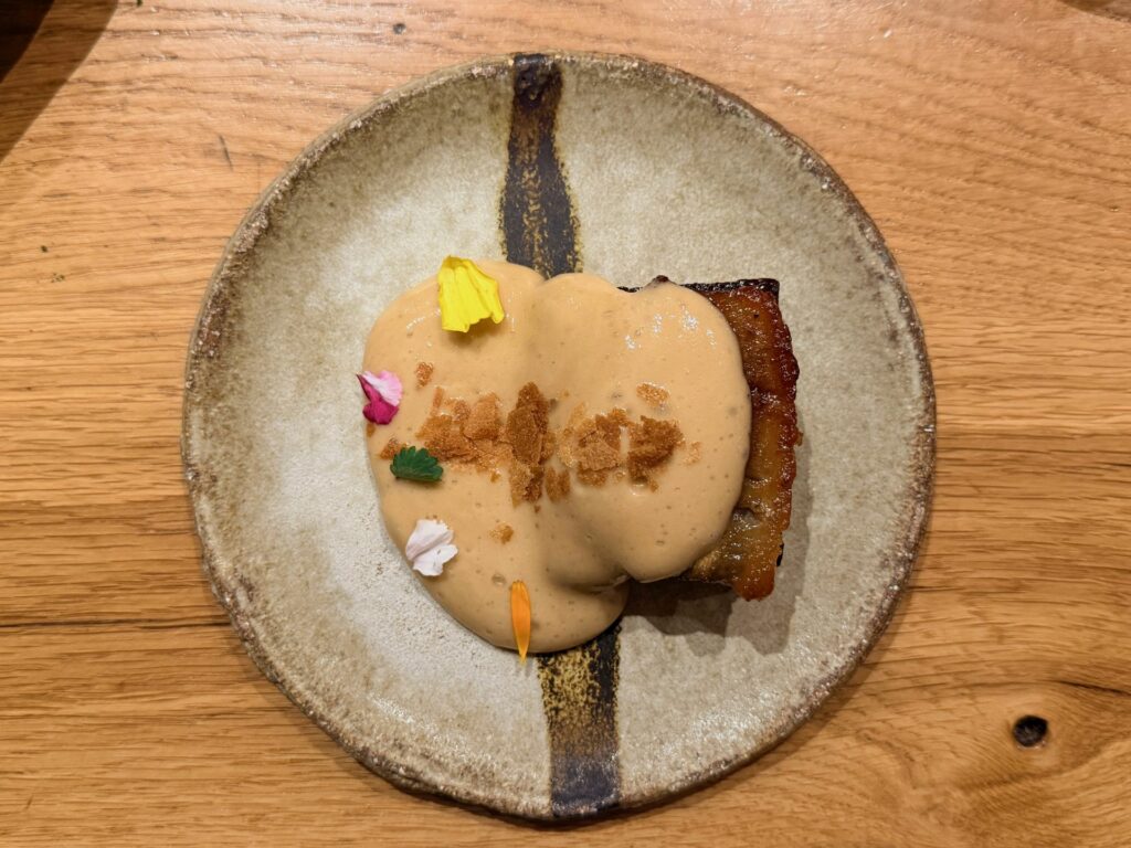 Texture di pudding, tamarindo e ibisco, banana caramellata, feuillantine
