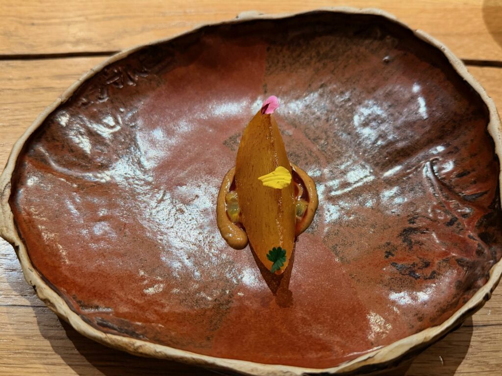 Prugna alle spezie, praliné, frutto della passione, fiore d’arancio, fiore di ibisco