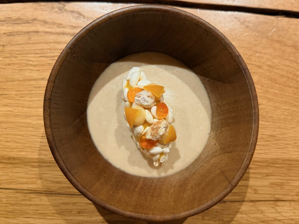 Consistenze di banana fermentata, riso soffiato, arachidi caramellate, kumquat, gel al peperoncino di Espelette.