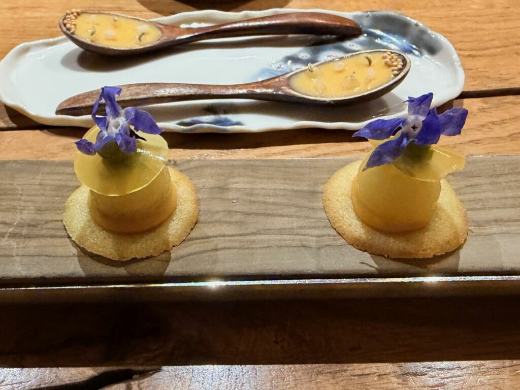 Biscotto sablé, purea speziata di patata dolce, kiwi, limone e basilico