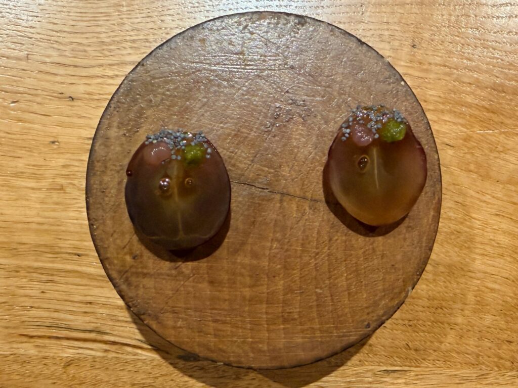 Uva, gel amaro, semi di senape, kumquat.