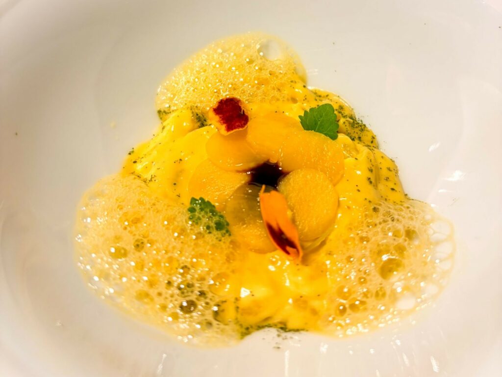 Riso latte al mango, noci Pecan e foglie di limone