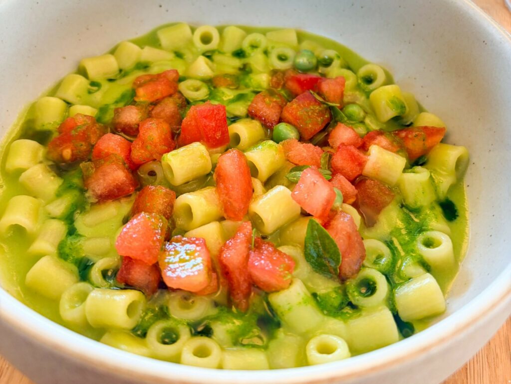 Tubetti con salsa basilico e piselli novelli e pomodori freschi.
