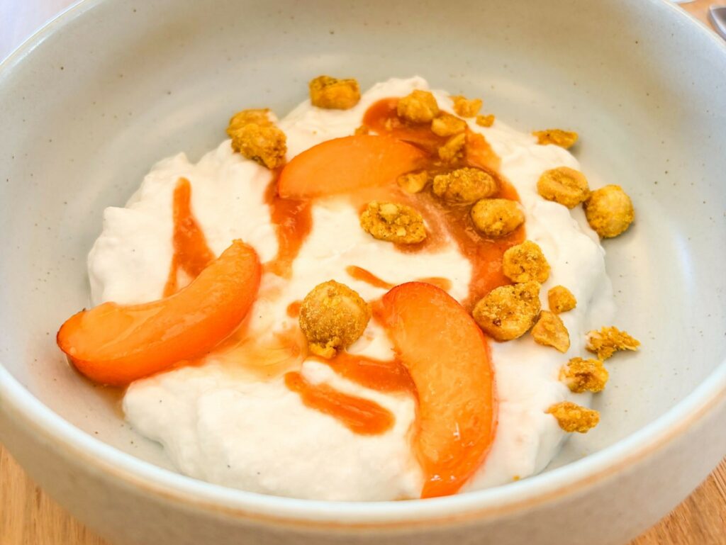 Albicocche crema di riso e nocciole tostate.