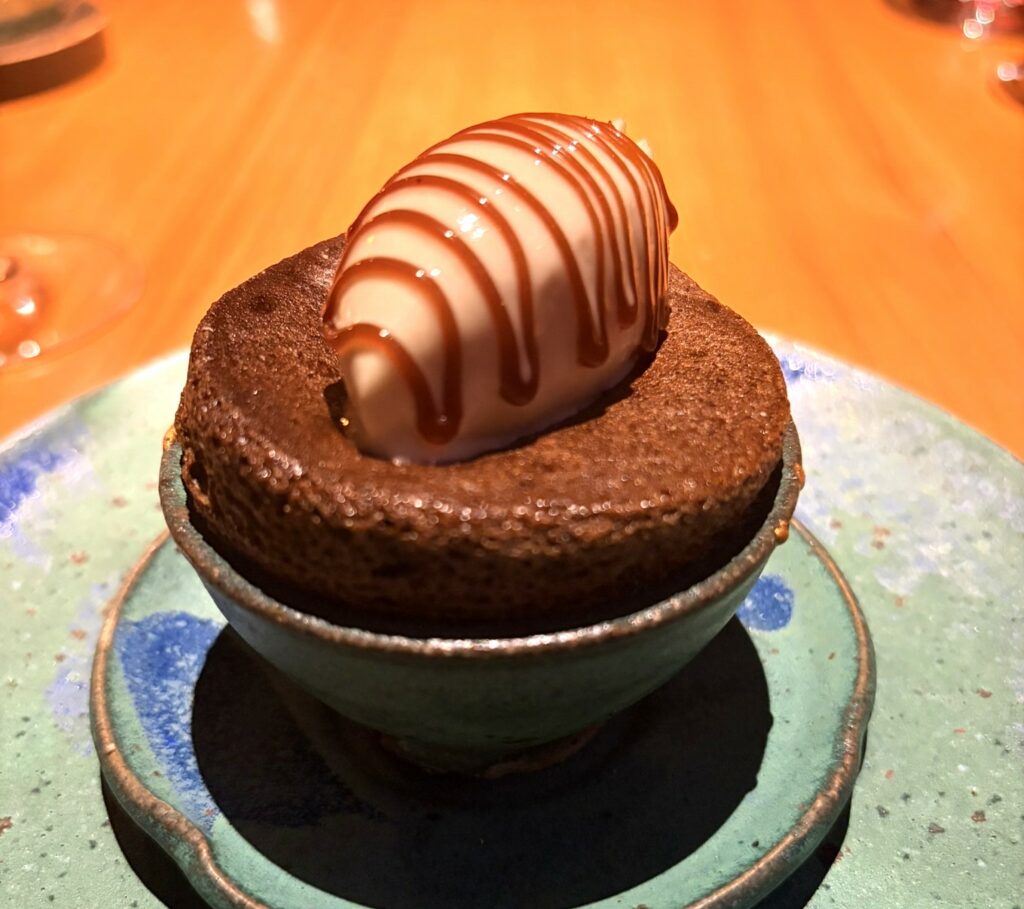 Soufflé d’orzo cotto nel forno a legna, ginepro e abete rosso.