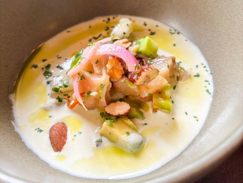 Ceviche di salmerino alpino con avocado, latte di mandorla, pomodoro e cipollotto del ristorante ratanà