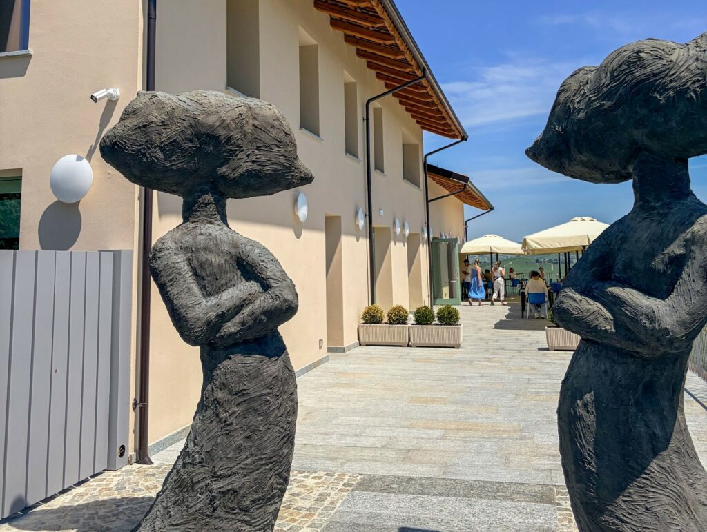 Opere d'arte sulla soglia del ristorante Le Brunate