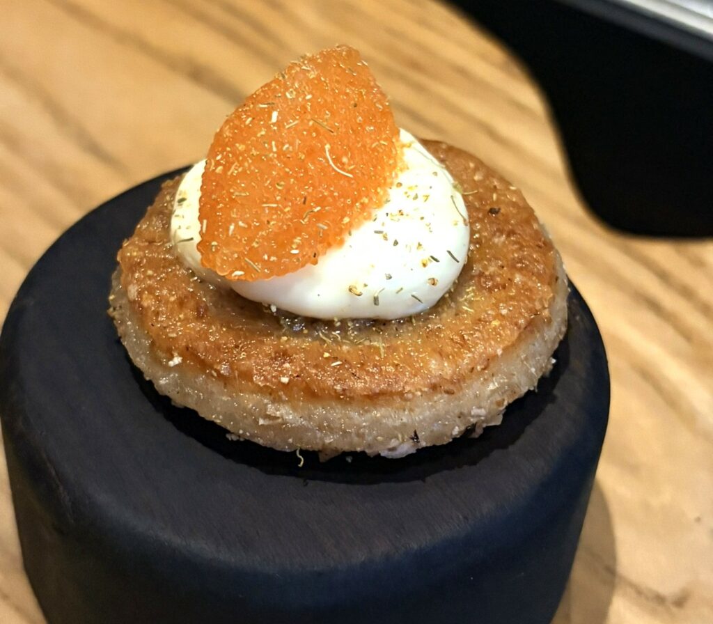 focaccia cotta in padella di ghisa, uova di vendace e polline di finocchio