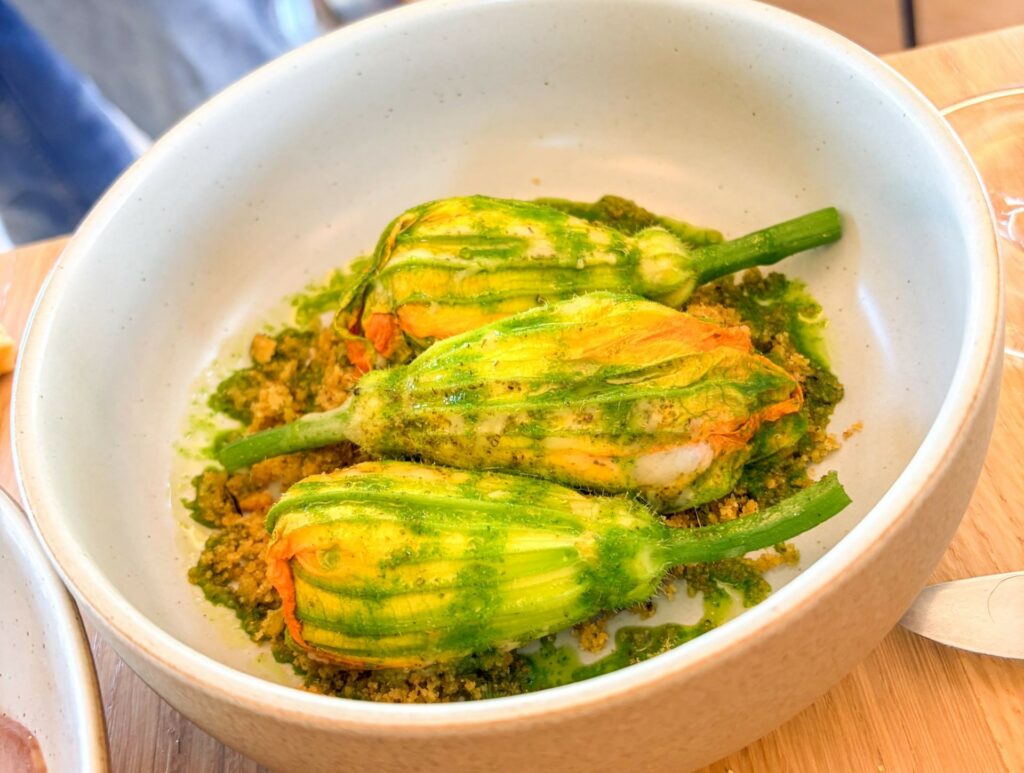 Fiori di zucca ripieni di ricotta e acciughe di Le Brunate