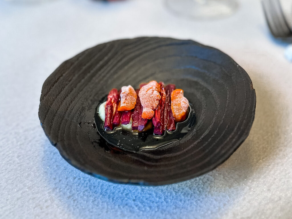 Asparagi, ricci di mare e caffè di lupini di Contraste dello chef Perdomo